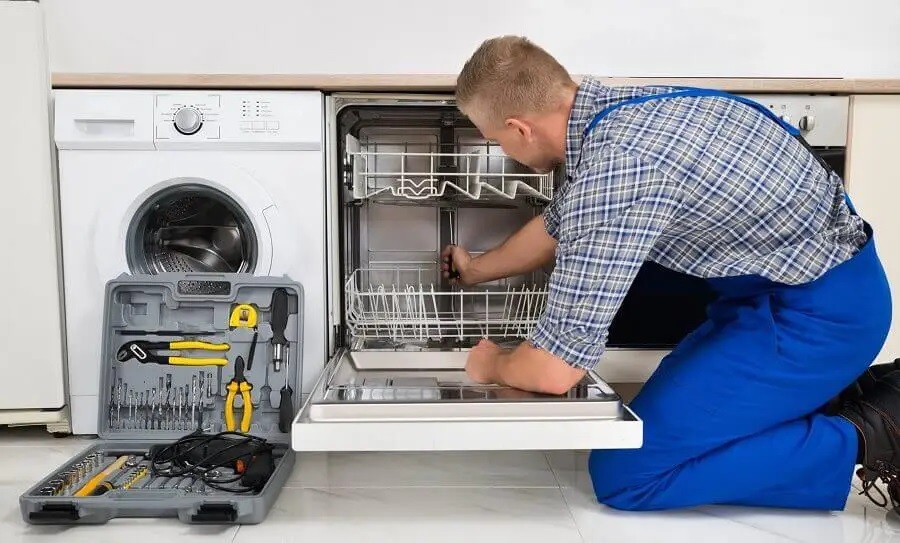 Bornova Smeg servisi teknisyen ekibi beyaz eşya tamiri yaparken